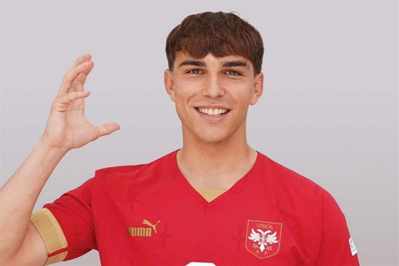 فيديو - هدف من منتصف الميدان يهزّ الشباك الإنجليزية 