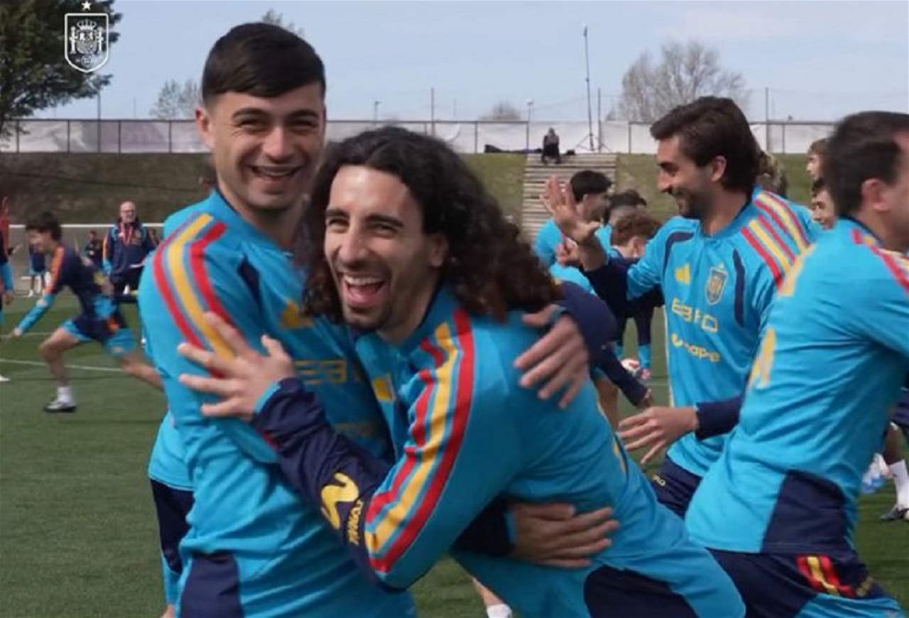 فيديو - بيدري يمنح مشجعاً صغيراً لحظة العمر في كاستيون