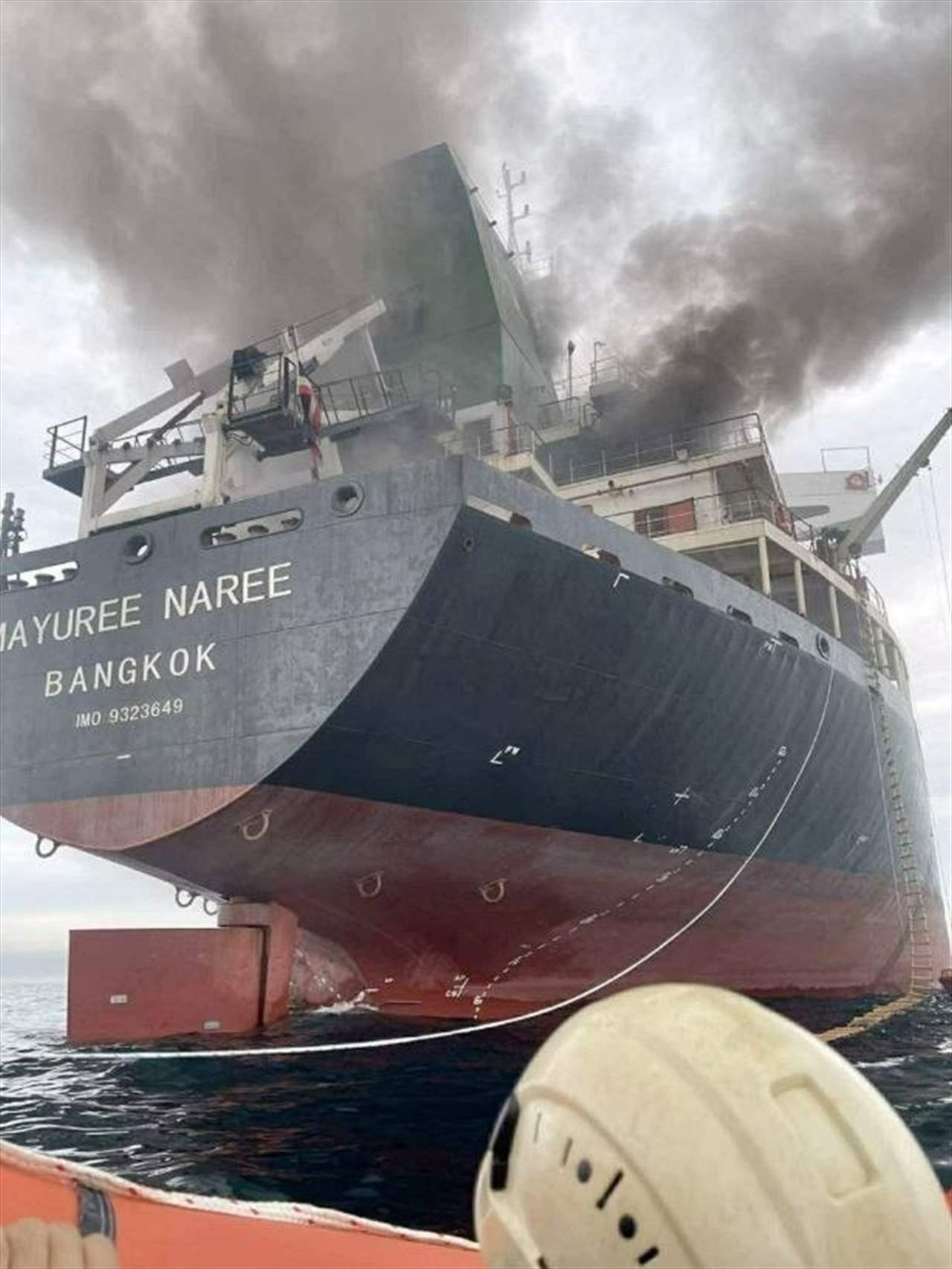 بالصور - سفينة تايلاندية تتعرض لهجوم في هرمز