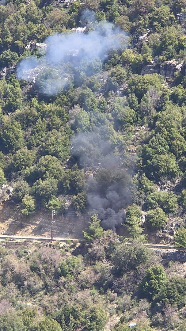 بالصورة - استهداف سيارة على طريق عام جزين