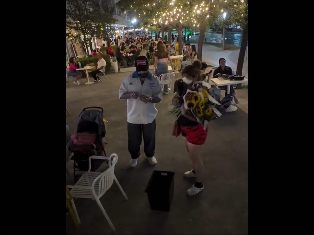 فيديو - مبادرة لمشجع عراقي تخطف قلوب المكسيكيين 