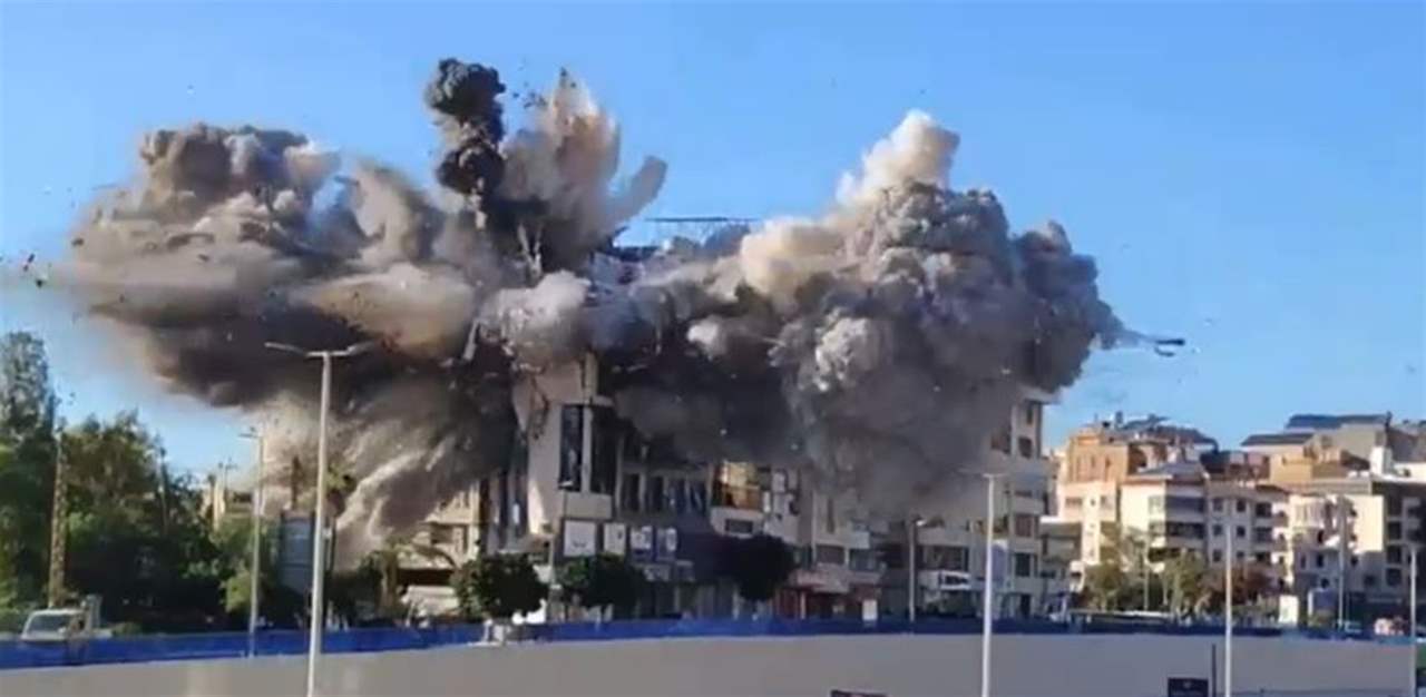 من زاوية ثانية.. لحظة الغارة على المبنى المهدد في الغبيري (شاهد الفيديو) 