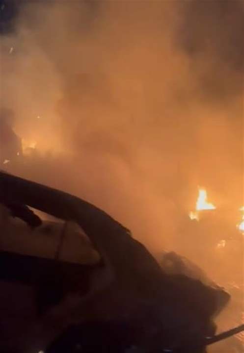 بالفيديو.. احتراق عدد من السيارات جراء الغارة في الجناح