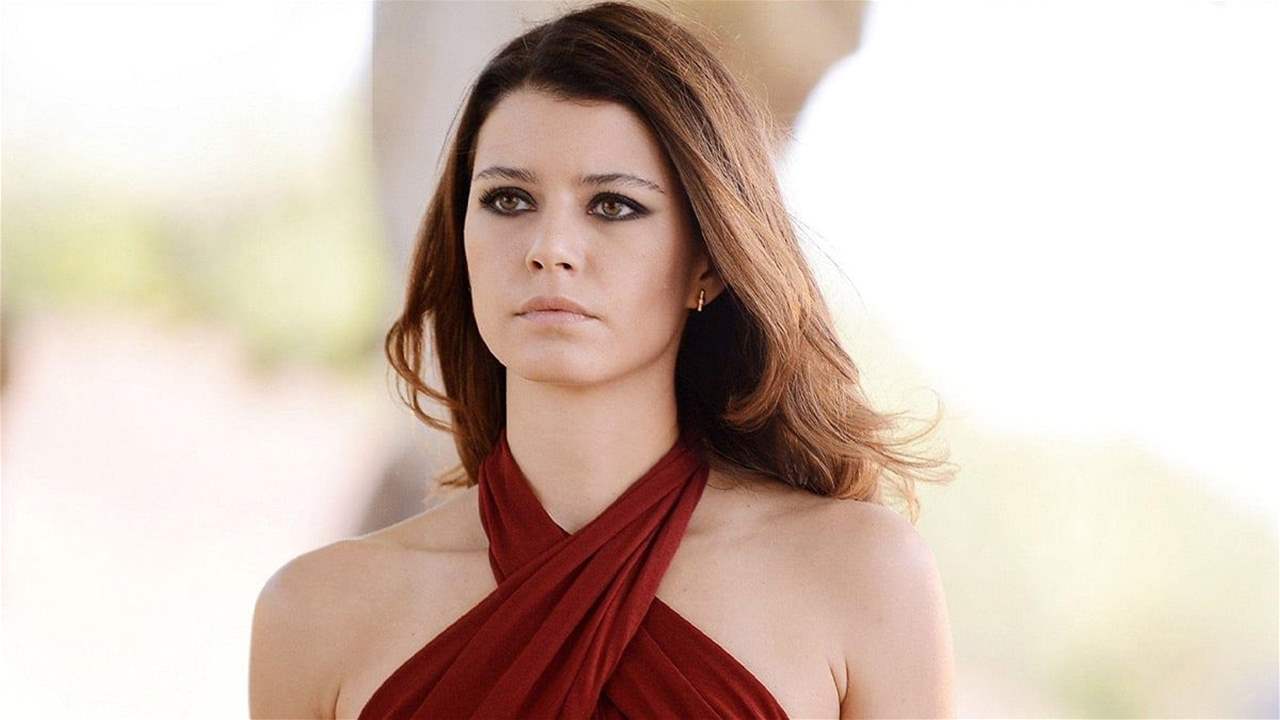 حمل النجمة التركية بيرين سات بطلة "العشق الممنوع" يتصدر