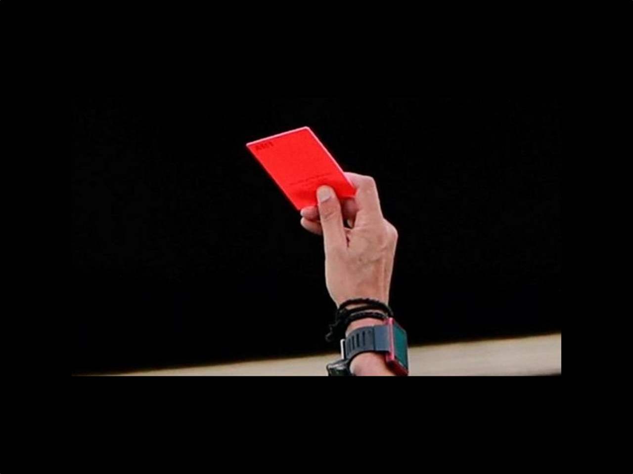 حدث غير مسبوق: طرد 24 لاعباً في مباراة!!