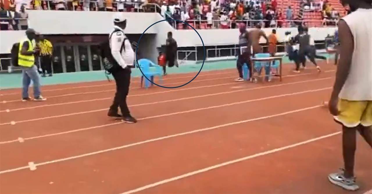 فيديو - طاردوا الحكم من الميدان الى غرفة الملابس