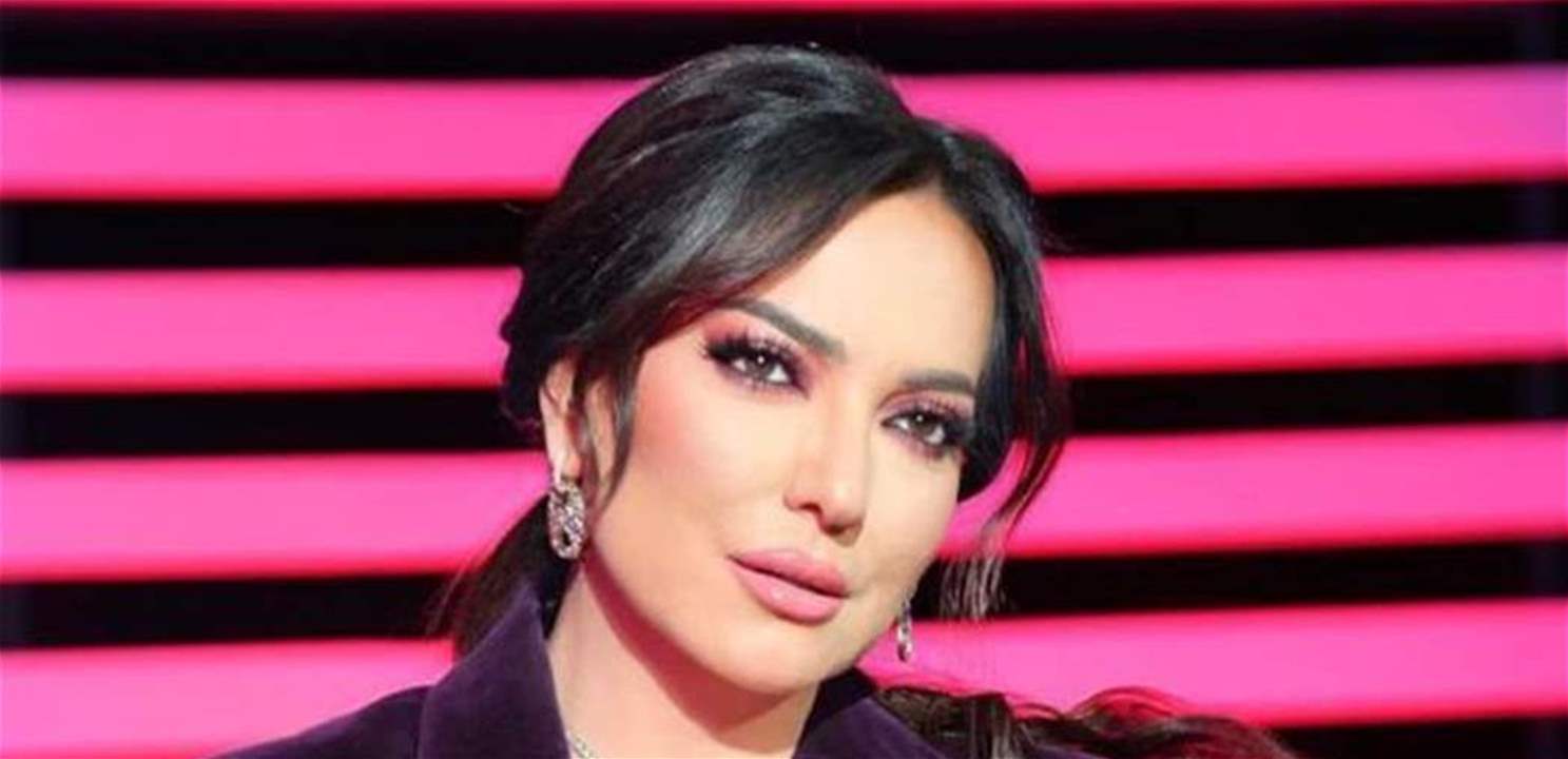 أمل عرفة تتصدر الترند بغنائها داخل السيارة مع ابنتها مريم عمايري 