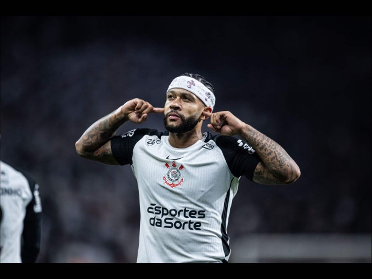 فيديو - طريقة وصول غريبة لممفيس ديباي الى الملعب