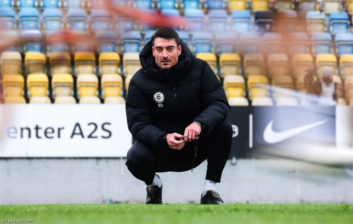 مدربٌ يختار أسلوباً جديداً لفرض الانضباط على لاعبيه 