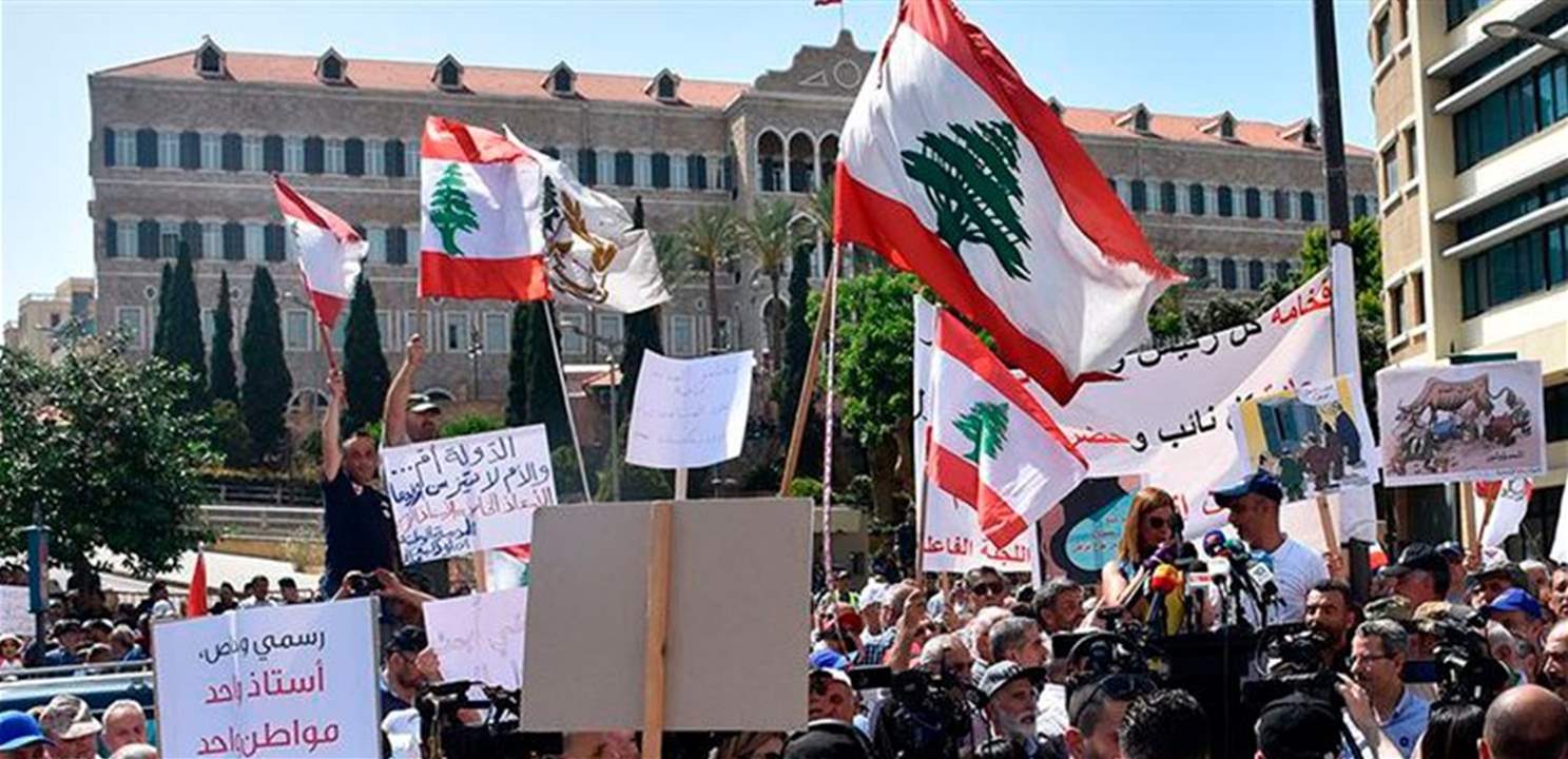 في ظل الأوضاع المعيشية المتدهورة وتجاهل الحكومة.. روابط العاملين: لن نقف مكتوفي الأيدي