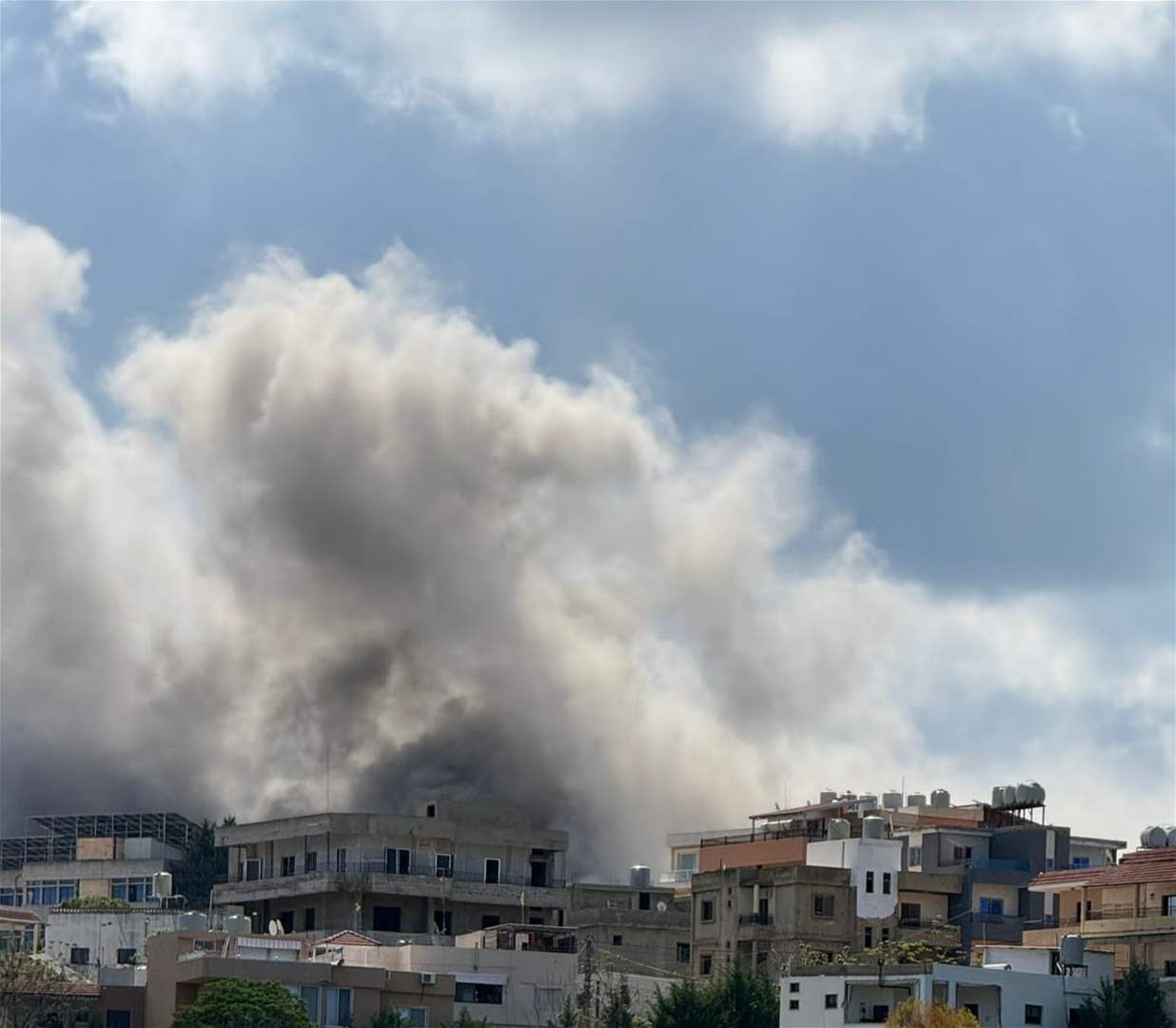 بالصور - غارة عنيفة  على بلدة البازورية - صور