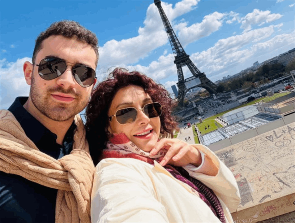 كاريس بشار تخطف الأنظار في باريس بلقطات عفوية مع ابنها