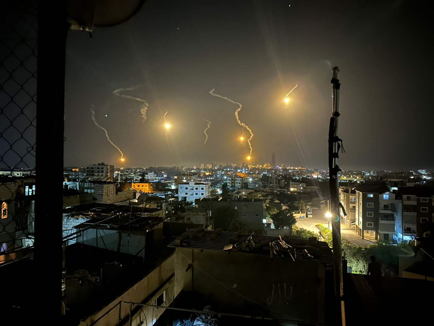الجيش الإسرائيلي يلقي قنابل مضيئة في أجواء صور (شاهد الفيديو) 