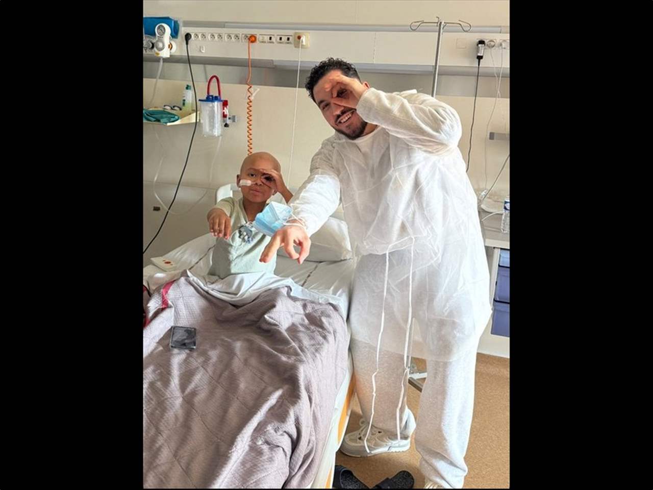 ريان شرقي يقطع وعداً لطفل في المستشفى 