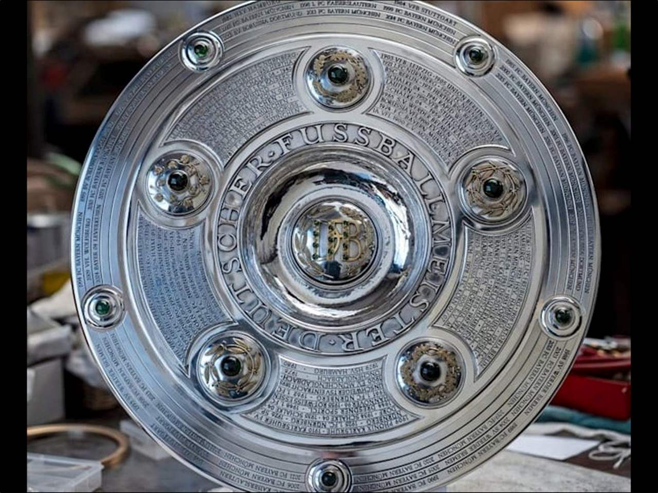 درع "البوندسليغا" بحلة جديدة: توسعة تاريخية تنتظر بايرن في جولة الحسم