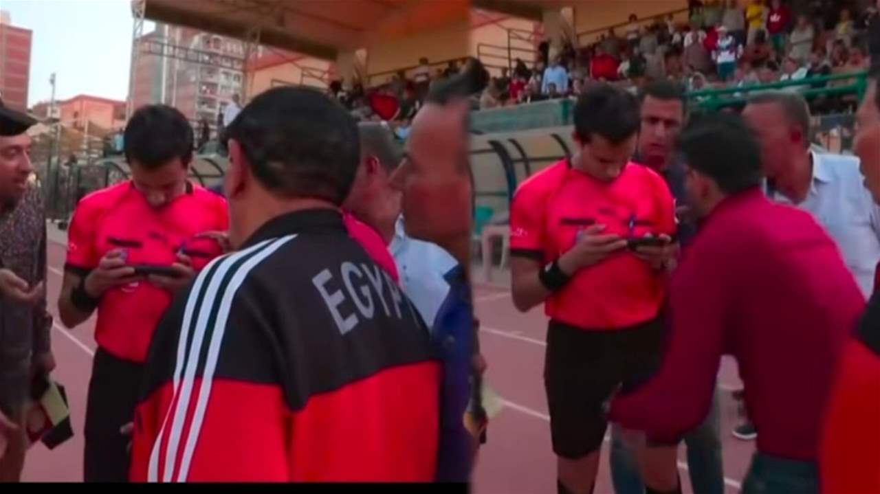 فيديو - واقعة "فار الهاتف" المثيرة تطيح الطاقم التحكيمي