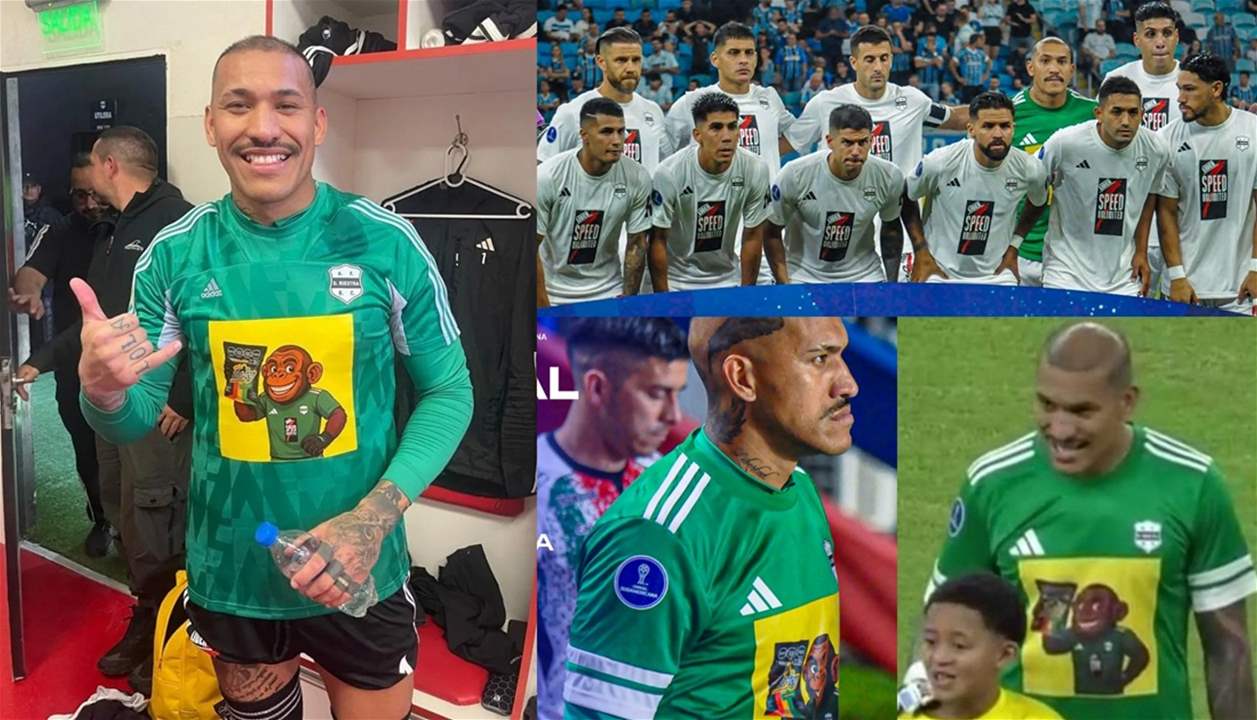 حمل على قميصه إعلاناً غريباً لقرد يحمل كيساً