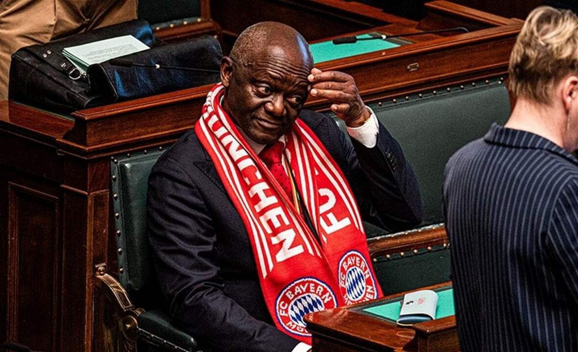 والد كومباني يحتفل بتأهل بايرن ميونيخ بوشاح في البرلمان 