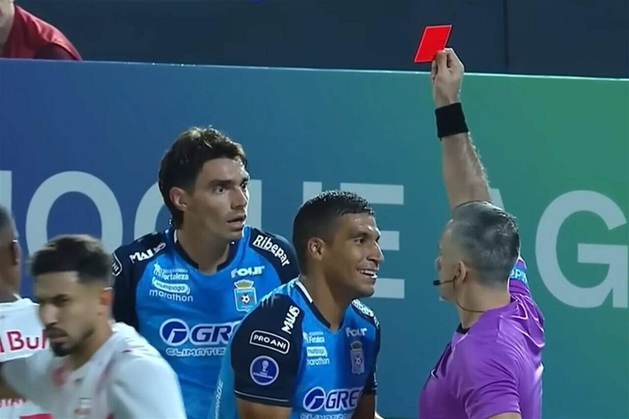 فيديو - تلقى بطاقتين صفراوين في لعبة واحدة وطُرد