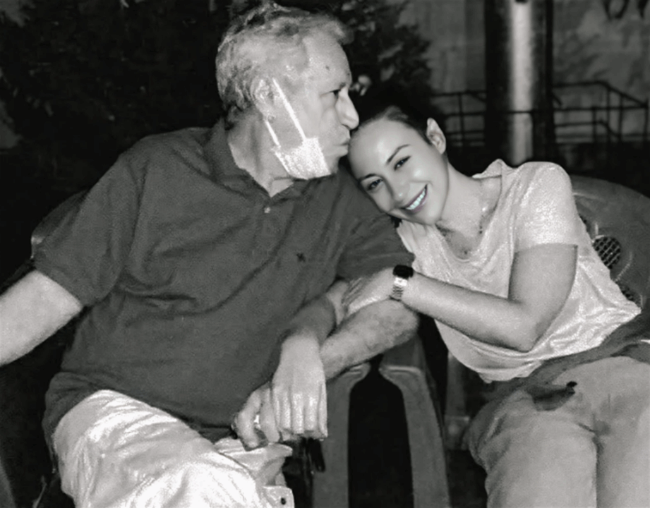 انهيار منة شلبي في جنازة والدها… ونجوم الفن يحيطون بها دعماً في لحظات مؤثرة