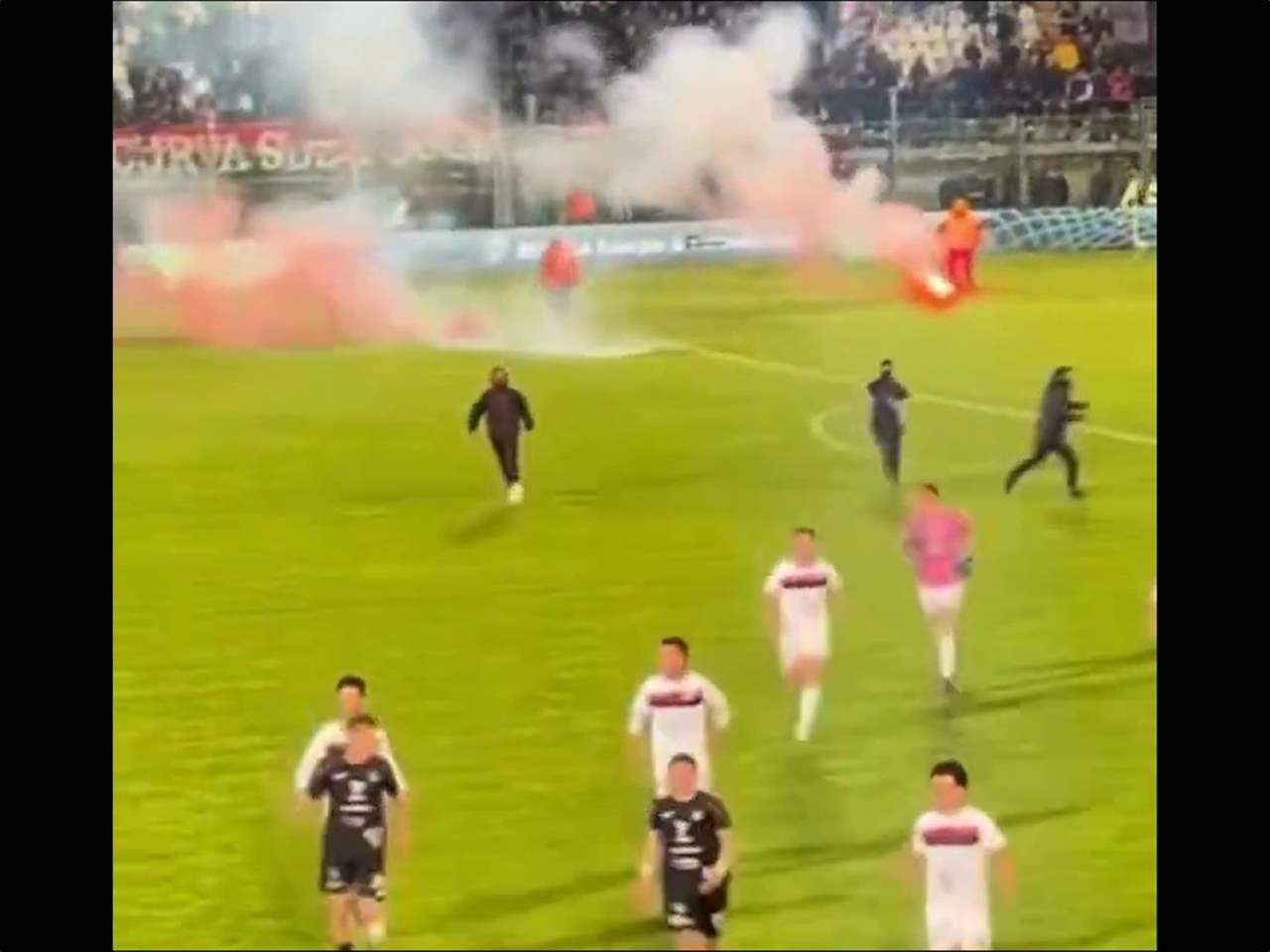 فيديو - اقتحام الميدان في الدرجة الثالثة واللاعبون يهربون