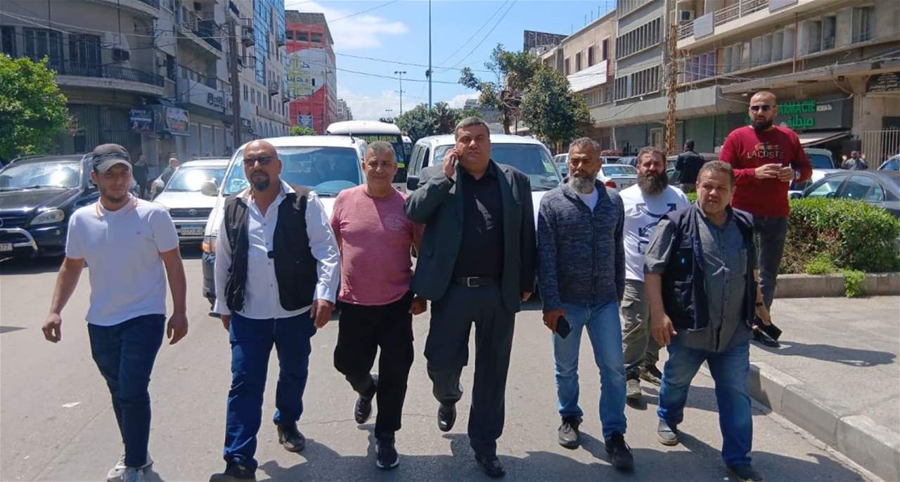 بالصور.. قطع الطريق في ساحة التل بطرابلس