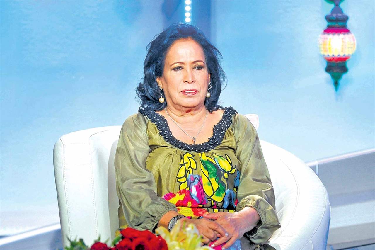 حشود كبيرة من الكويتيين تودّع سيدة الشاشة الخليجية حياة الفهد 