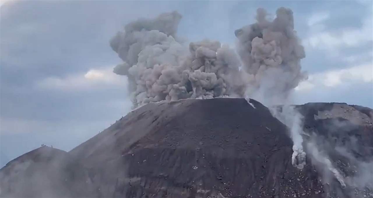 فيديو - ثورة البركان تحول رياضة المشي الى رعب