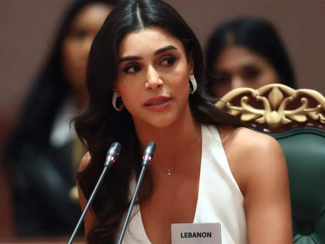 ياسمينا زيتون تتألق بإطلالة ناعمة من كواليس التحضير