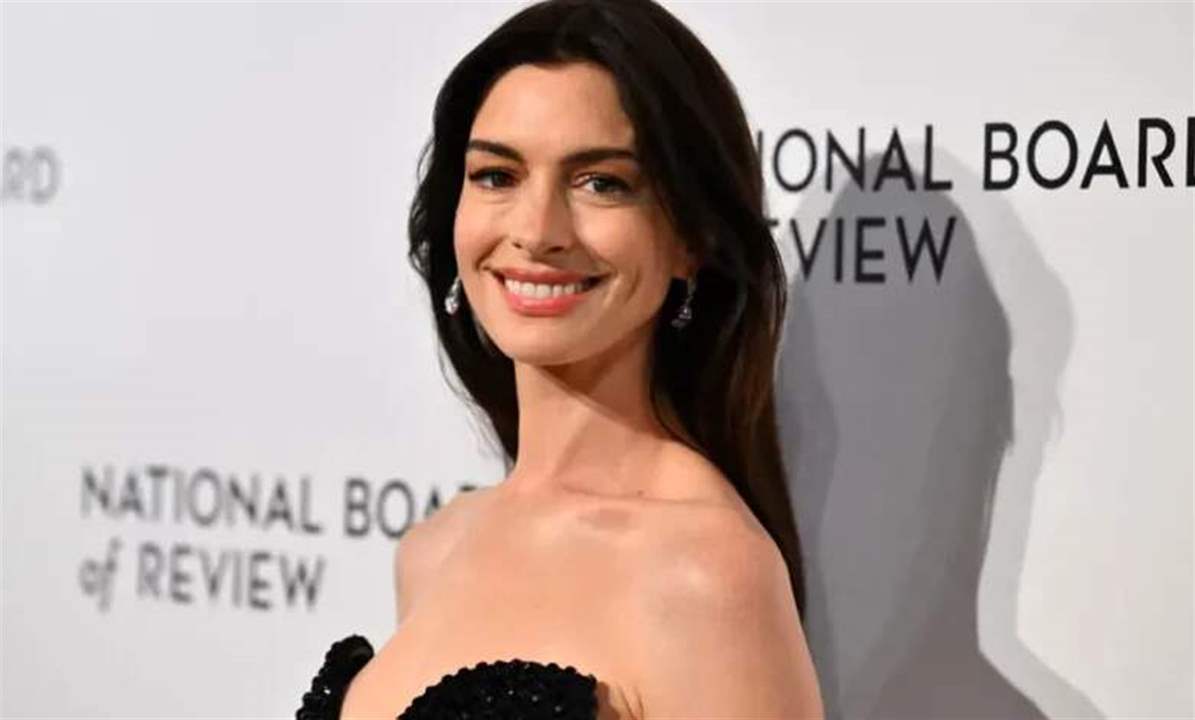 النجمة العالمية آن هاثاواي تحدث ضجة واسعة بعبارة “إن شاء الله”