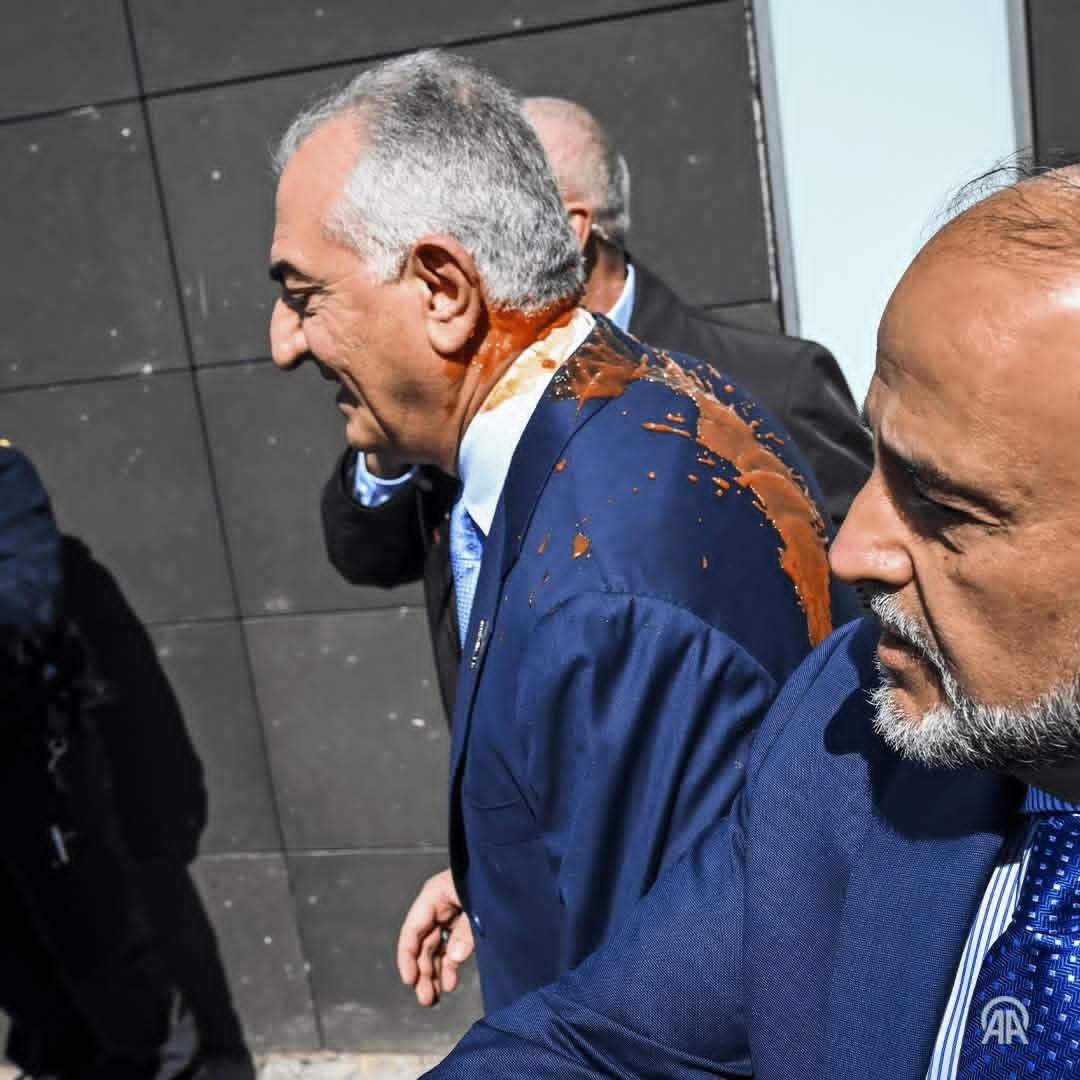 هجوم بـ"سائل أحمر" على بهلوي.. ماذا حدث؟