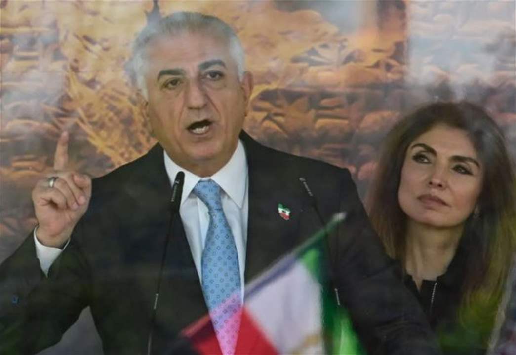 إبن شاه ايران السابق في صندوقة زجاجية (شاهد الفيديو) 