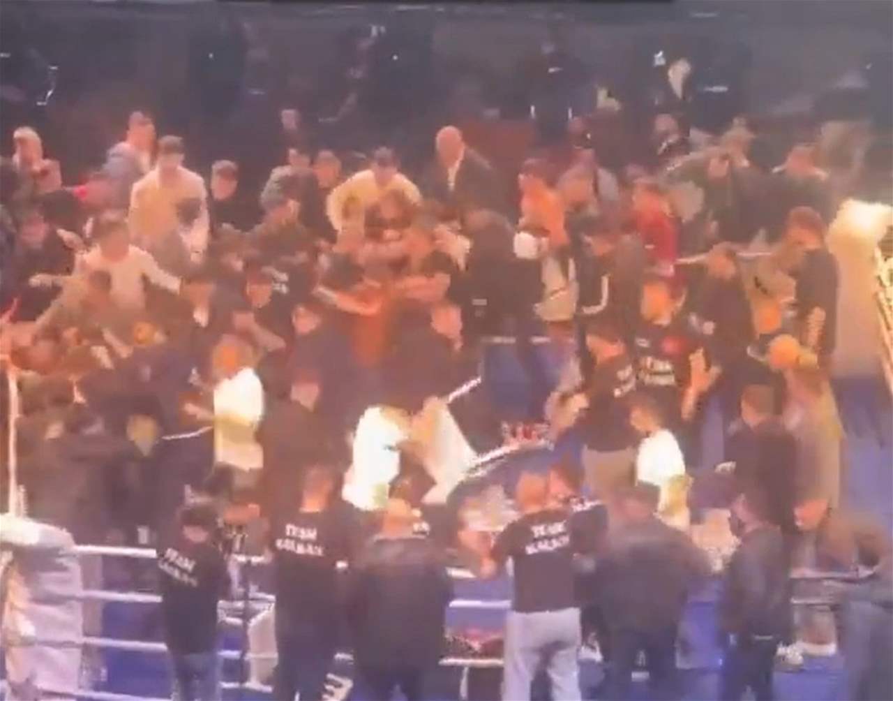 فيديو - الجماهير التركية تعتدي على الملاكم الروسي في طرابزون