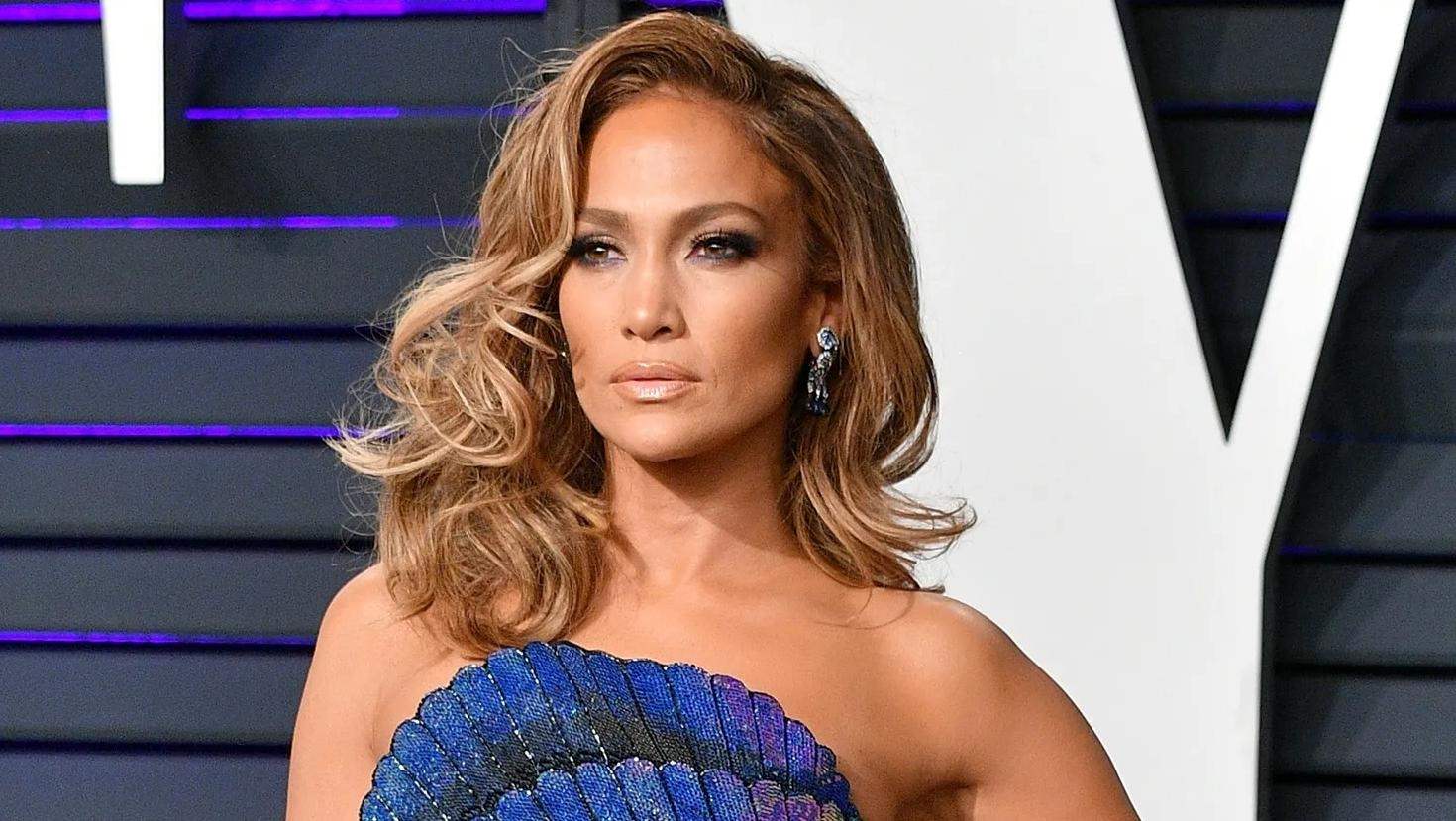 جينيفر لوبيز تستعرض عضلات بطنها بعمر 56 وتخــ ــطف الأنظار بإطلالة رياضية