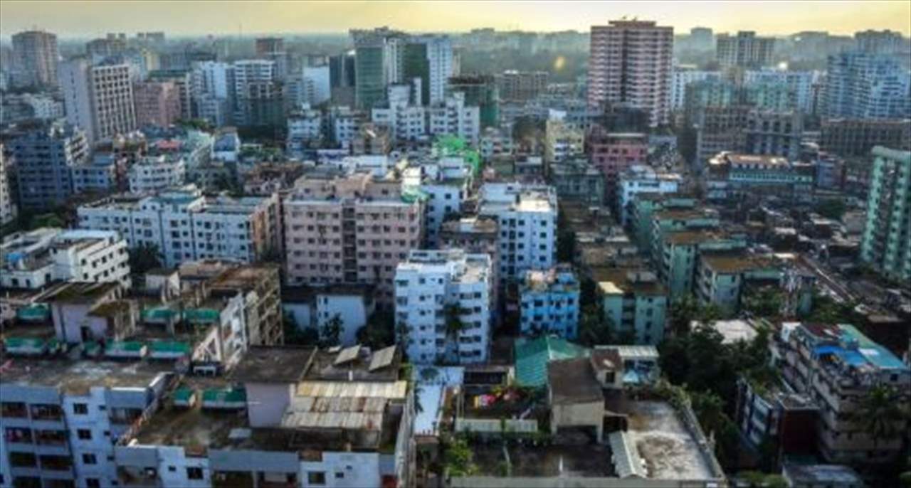 بالفيديو - أب يحتضن طفله وينقذه تحت القطار