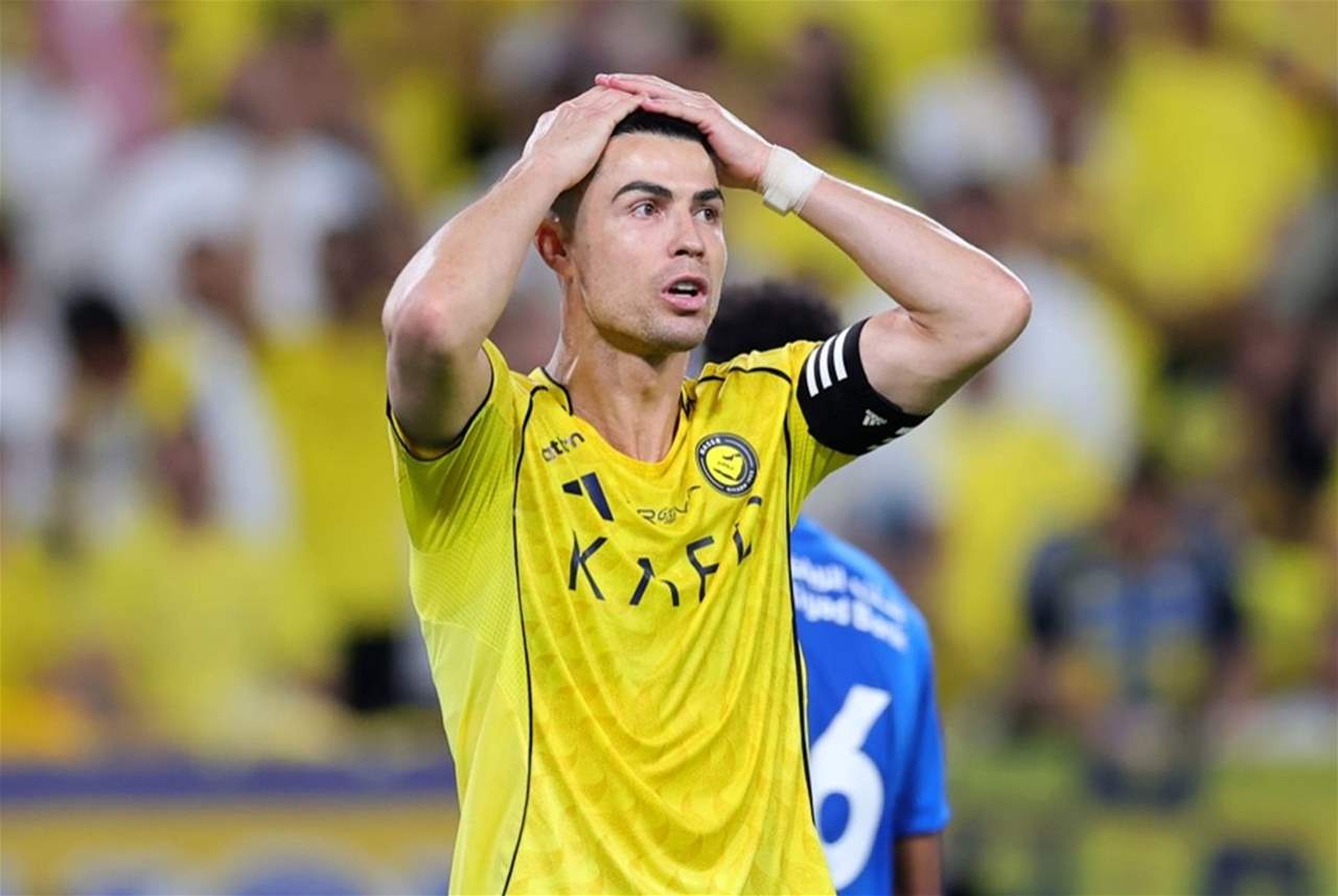 فيديو - مدرّجات "الهلال والنصر" ساحة اشتباكات والتتويج تأجل