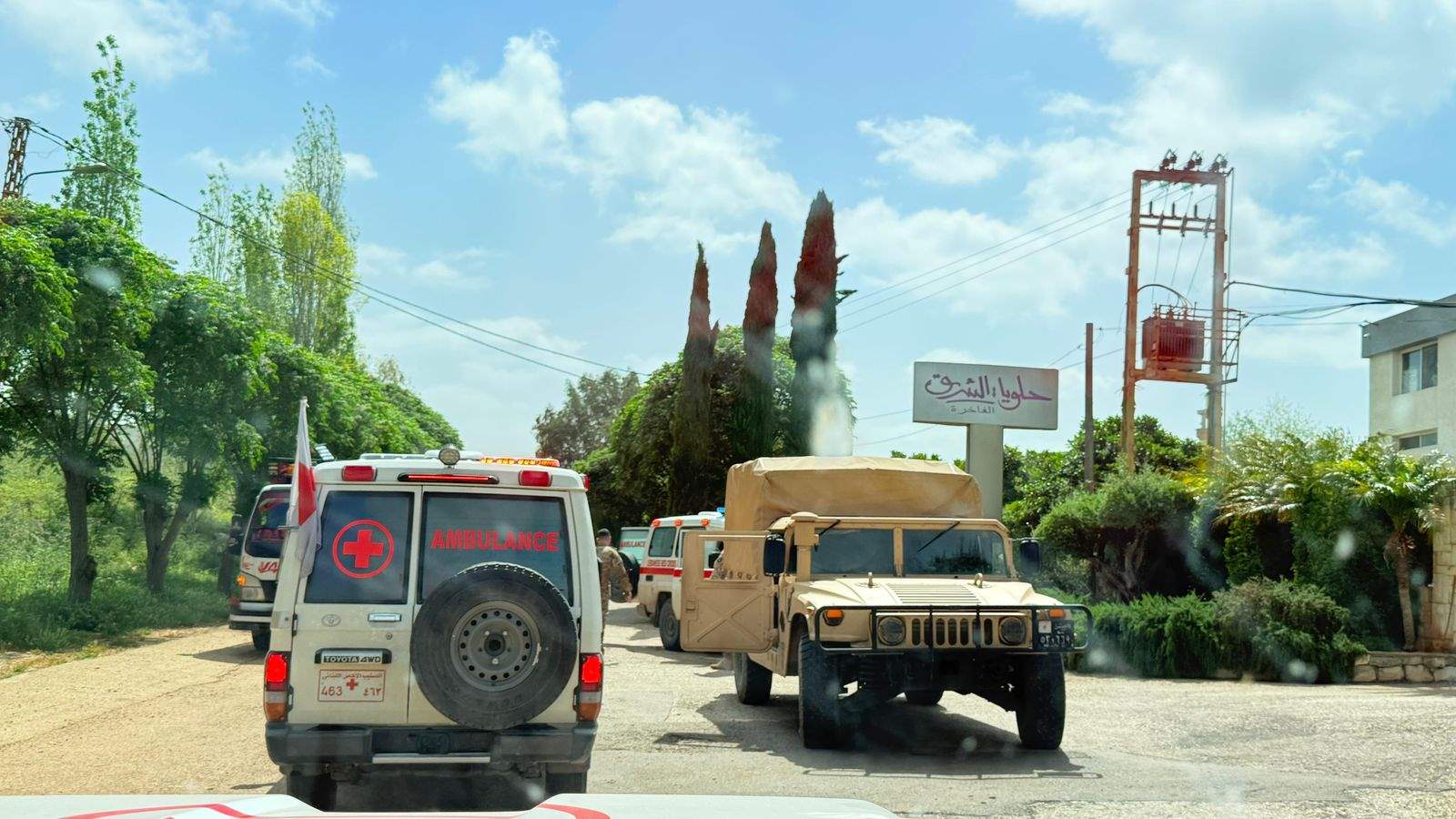 بمؤازرة الجيش.. الصليب الأحمر يُخرج عائلة وعمالاً من ميفدون بعد محاصرتهم! (صور)