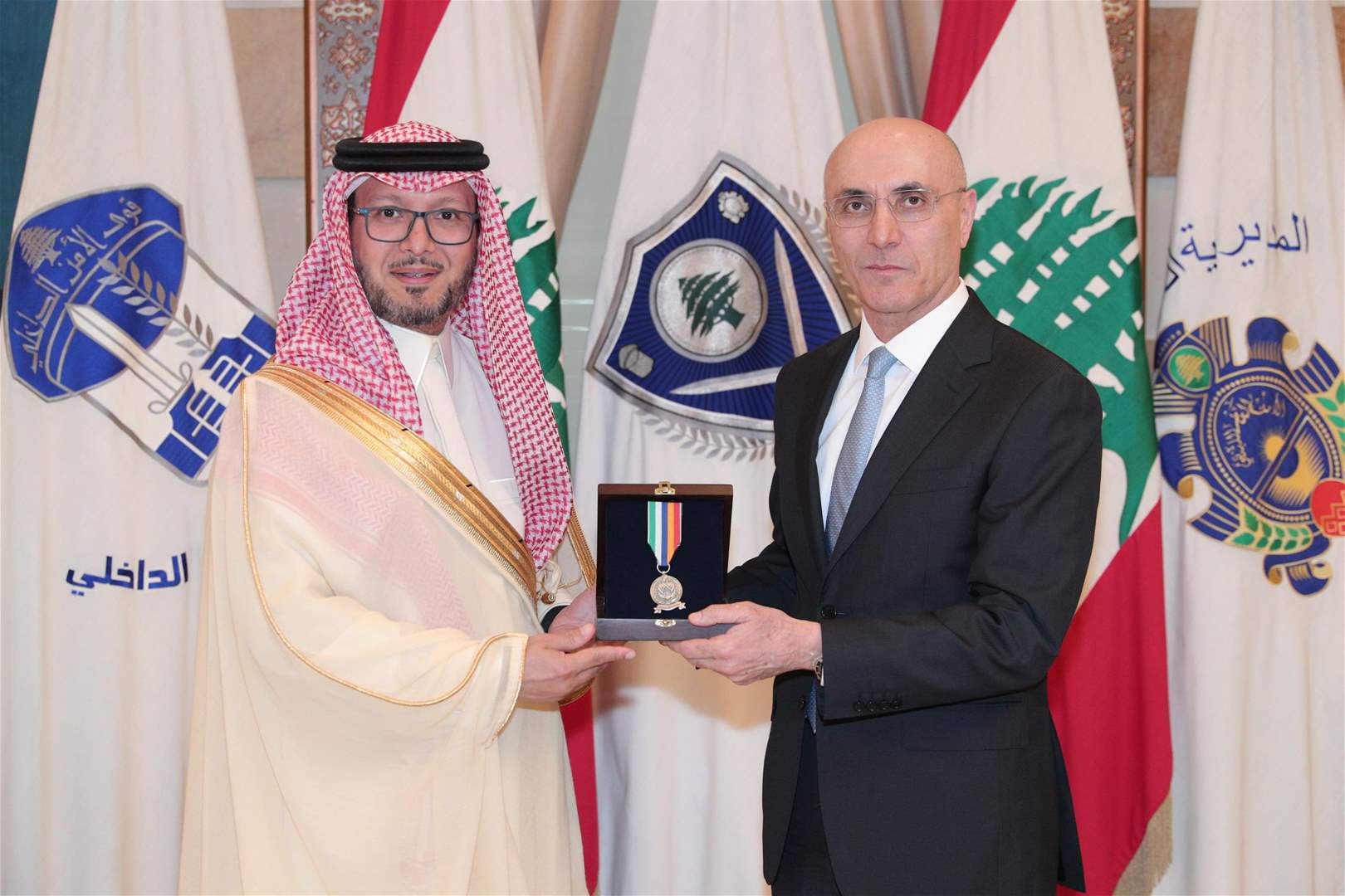 الحجار يمنح بخاري ميدالية وزارة الداخلية والبلديات