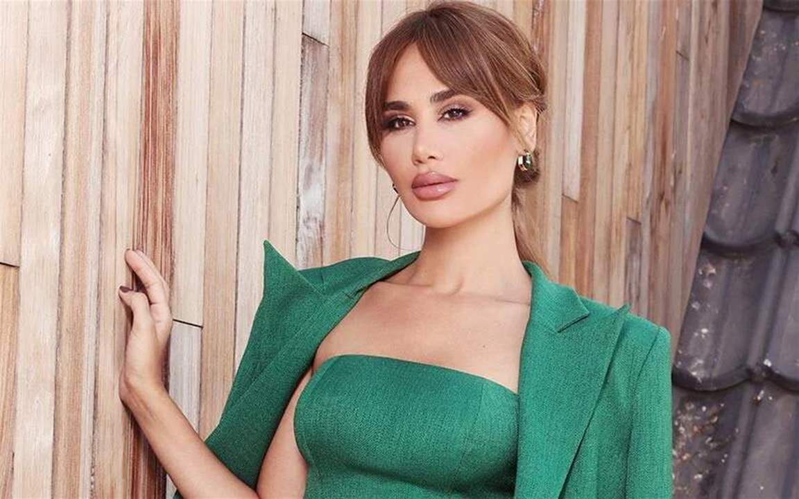 داليدا عياش تحقق أمنية متابعة بهدية مميزة من تصاميمها