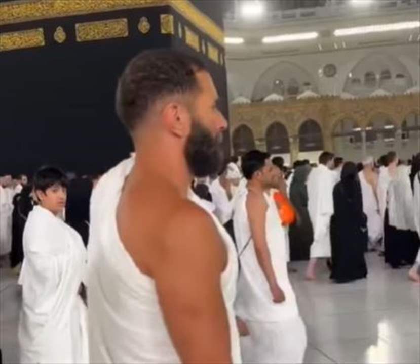 اللاعب كريم بنزيما في الحرم المكي (شاهد الفيديو) 