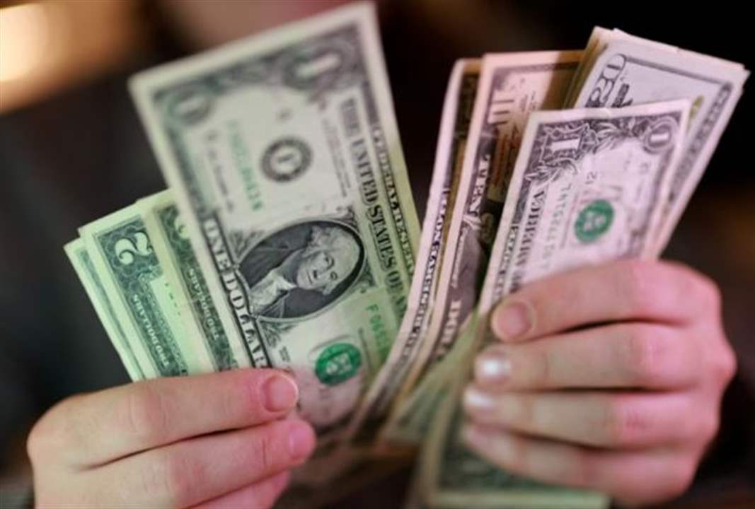 دولارات مزوّرة تتنقّل في الحمرا.. والأمن يتحرّك