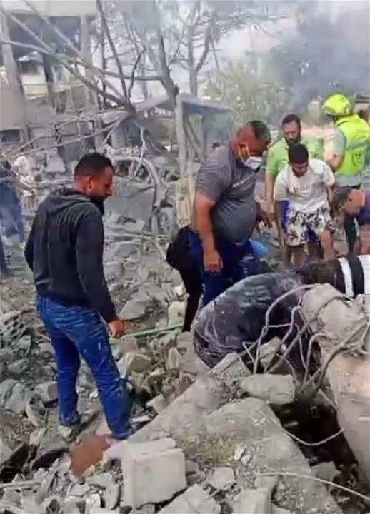 بالفيديو - عملية رفع الانقاض في معركة  قضاء صور والبحث عن مصابين