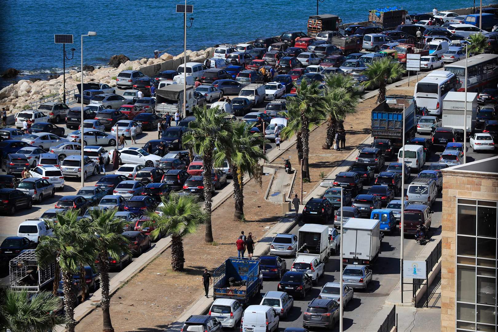 بالفيديو - حركة النزوح من مدينة صور عقب التهديدات 