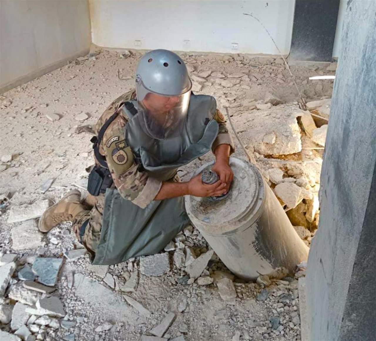 الجيش يفكك قنبلتين غير منفجرتين من مخلفات العدوان في صور (صور)