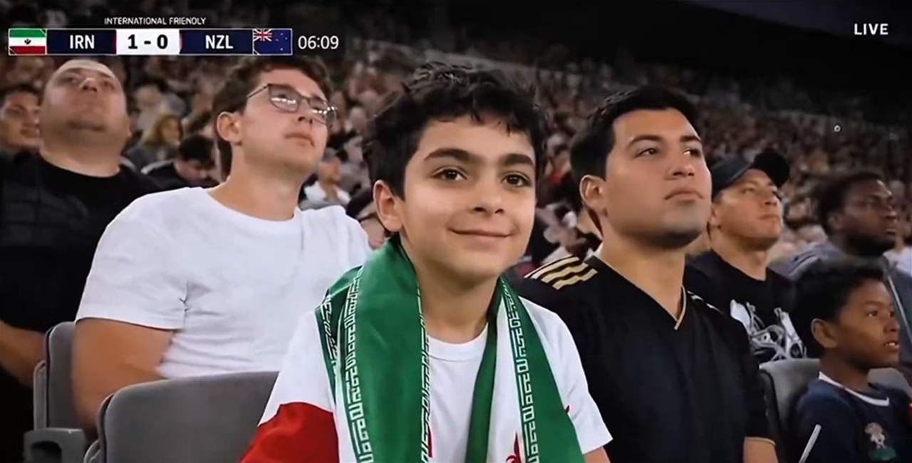 فيديو - المنتخب الإيراني يستعيد ضحايا ميناب في افتتاح المونديال 