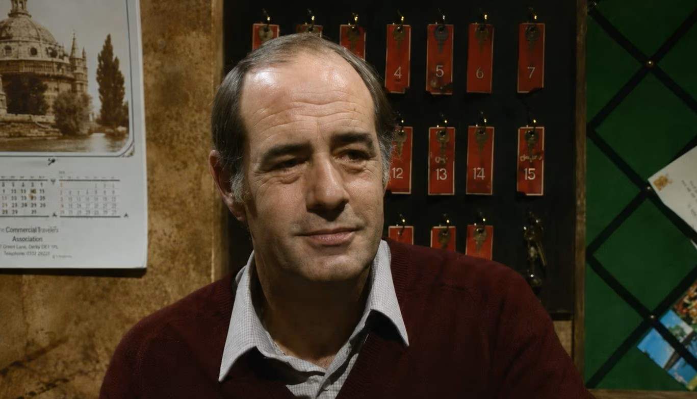 رحيل ديفيد داكر عن عمر ناهز 90 عاماً.. أحد أبرز نجوم الدراما البريطانية