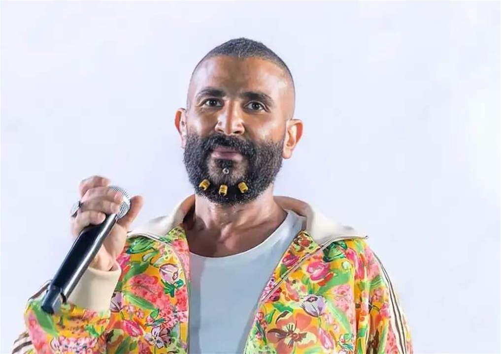 أحمد سعد يفاجئ الجمهور بحلاقة شعره على الهواء