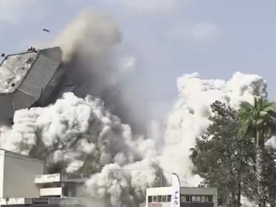 بالفيديو- نصف طن من الديناميت.. لتفجير مبنى! 
