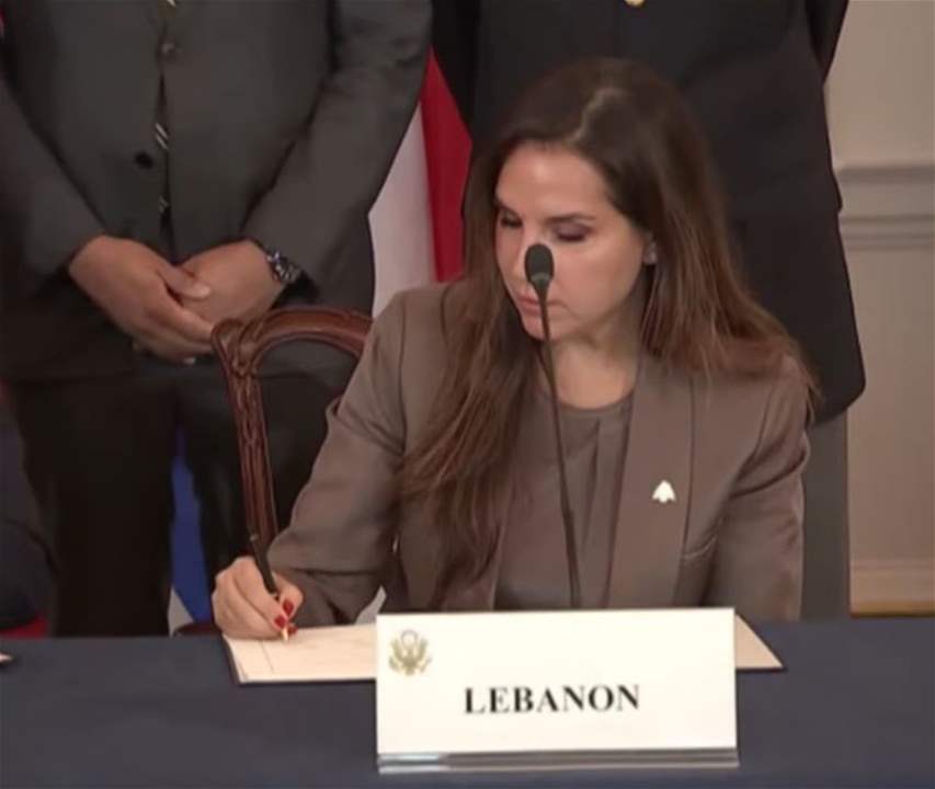 لحظة توقيع اطار عمل مشترك بين لبنان واسرائيل