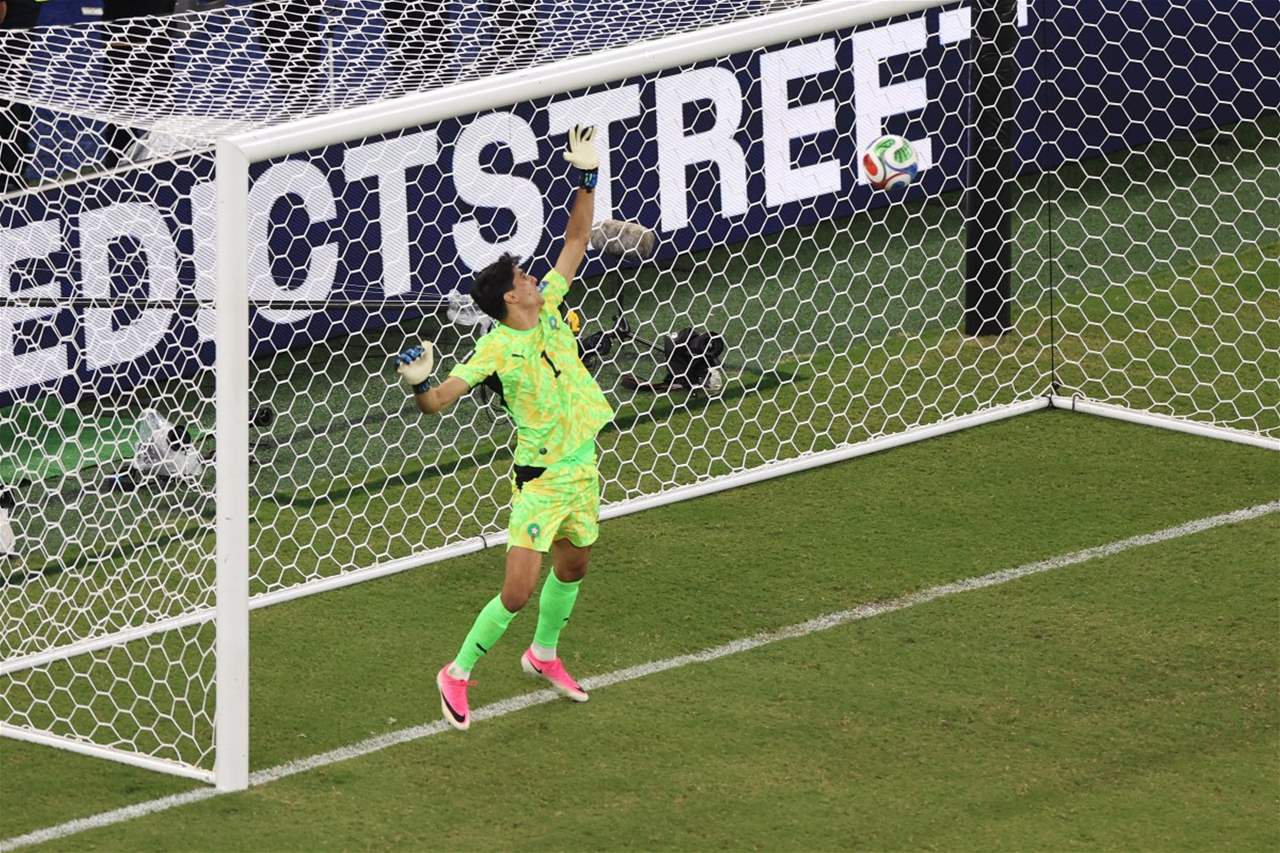 حارس منتخب المغرب يدخل التاريخ! 